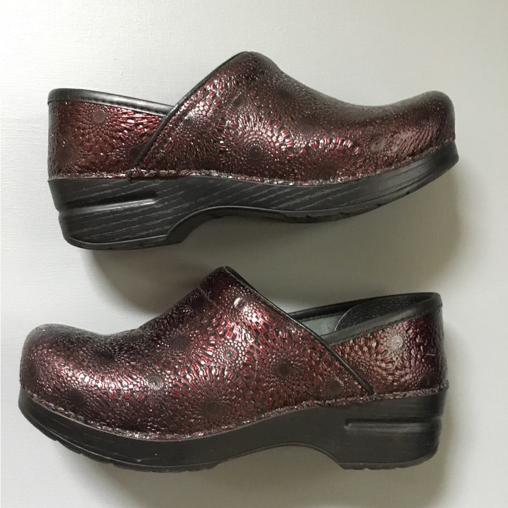 Dansko Medallion Burgundy Clogs Shoes - Picture 2 of 7